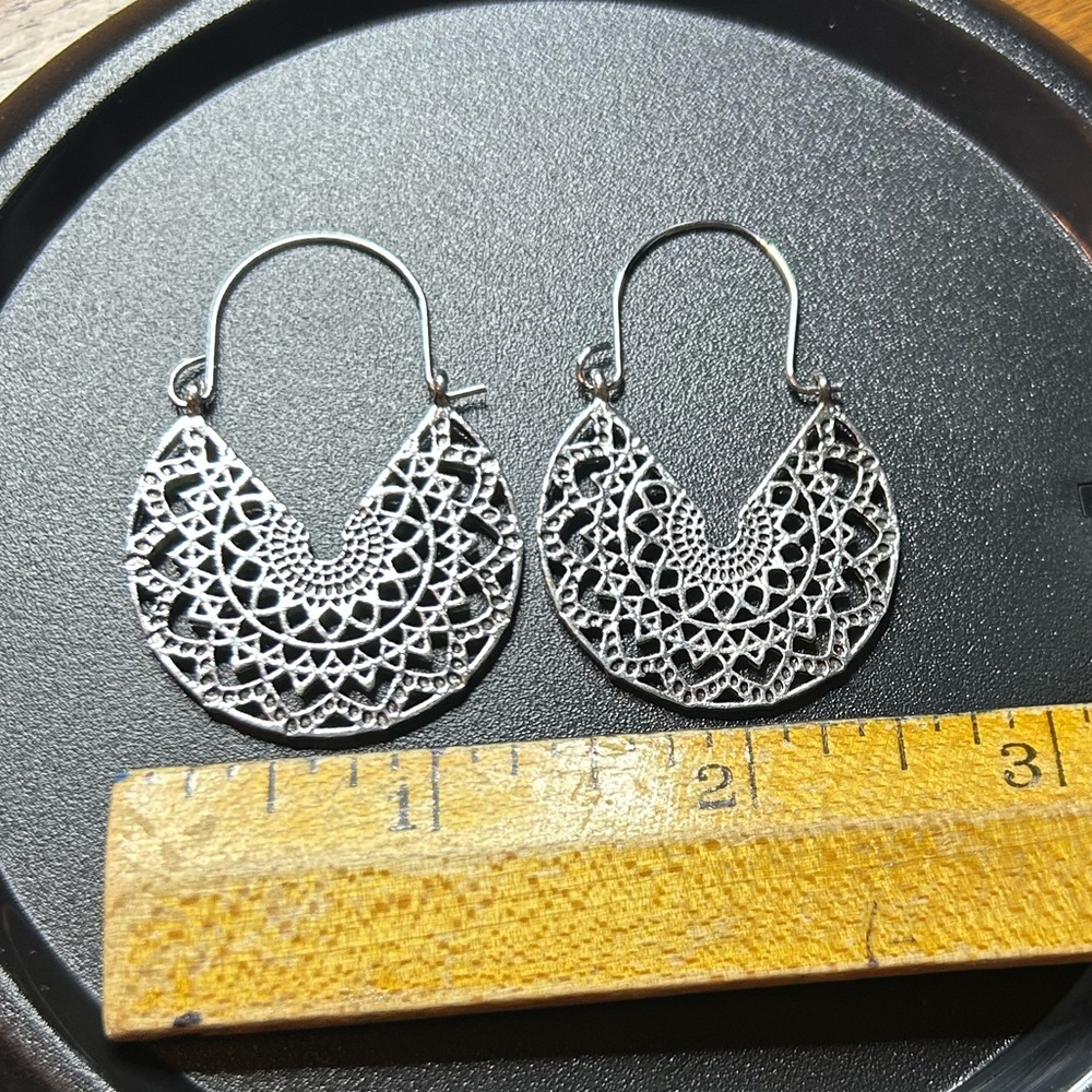 Elegant Silver-tone Filigree Earrings - Picture 3 of 3